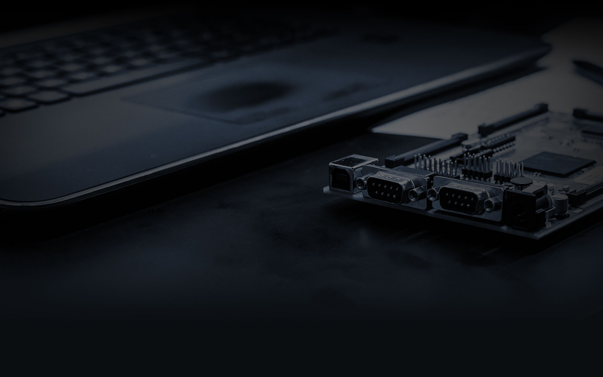 Интерфейс для стендового программирования ECU рядом с ноутбуком